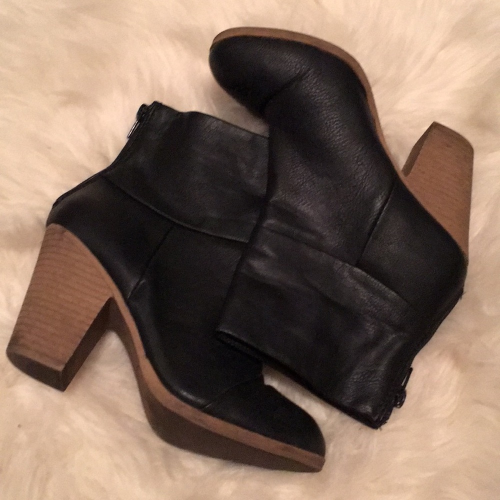 Super comfy black booties